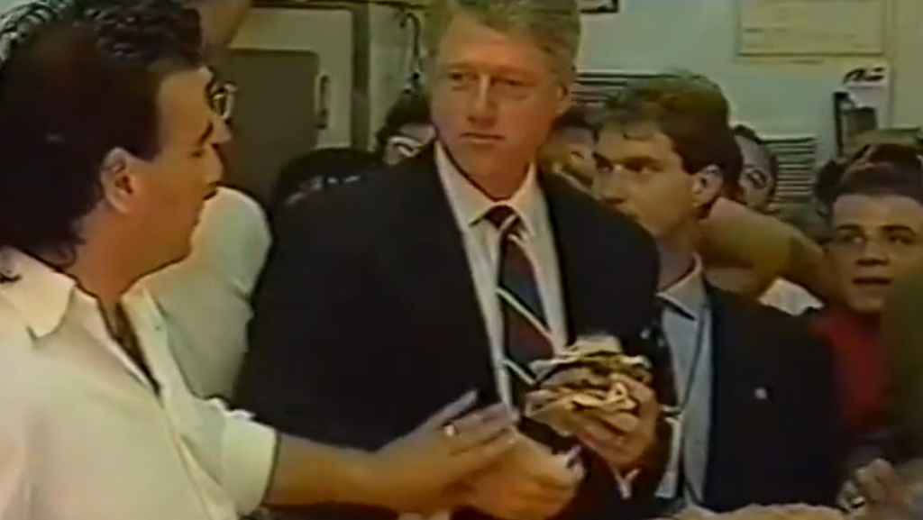 <em>Luglio 1994: Bill Clinton riceve la pizza a portafoglio da Di Matteo.</em>