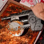 Gears of War, arriva il tagliapizza ufficiale a forma di Lancer: la pizza non ha scampo!