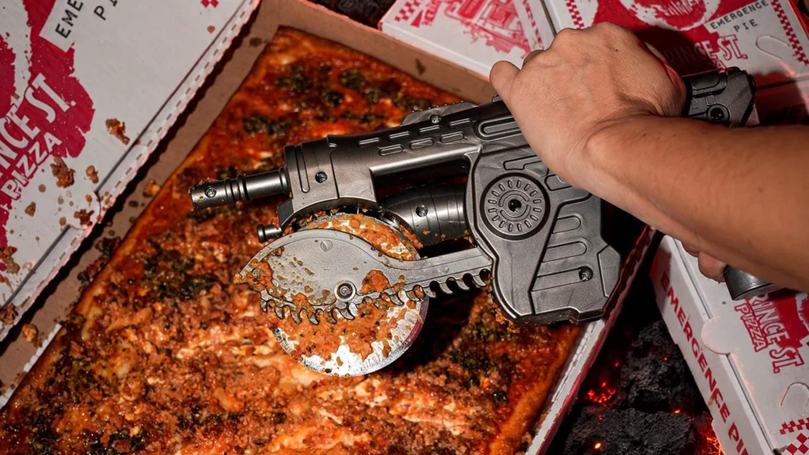Gears of War, arriva il tagliapizza ufficiale a forma di Lancer: la pizza non ha scampo!