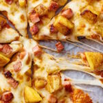 Pizza all’ananas: storia, curiosità e quel piccolo dettaglio che fa arrabbiare (quasi) ogni italiano