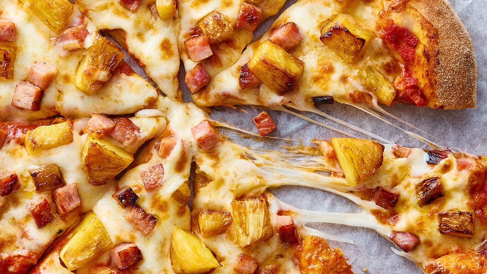 Pizza all’ananas: storia, curiosità e quel piccolo dettaglio che fa arrabbiare (quasi) ogni italiano