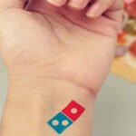 Pizza Follia - Ti tatui il logo della pizzeria e ti regalano 100 pizze all’anno per 100 anni!