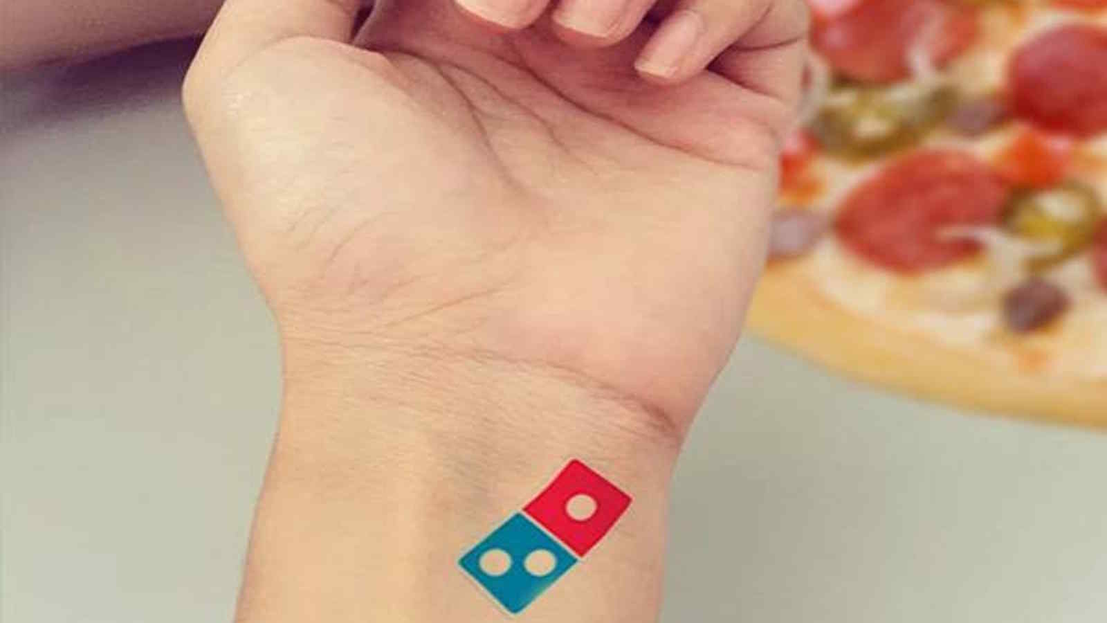 Pizza Follia - Ti tatui il logo della pizzeria e ti regalano 100 pizze all’anno per 100 anni!